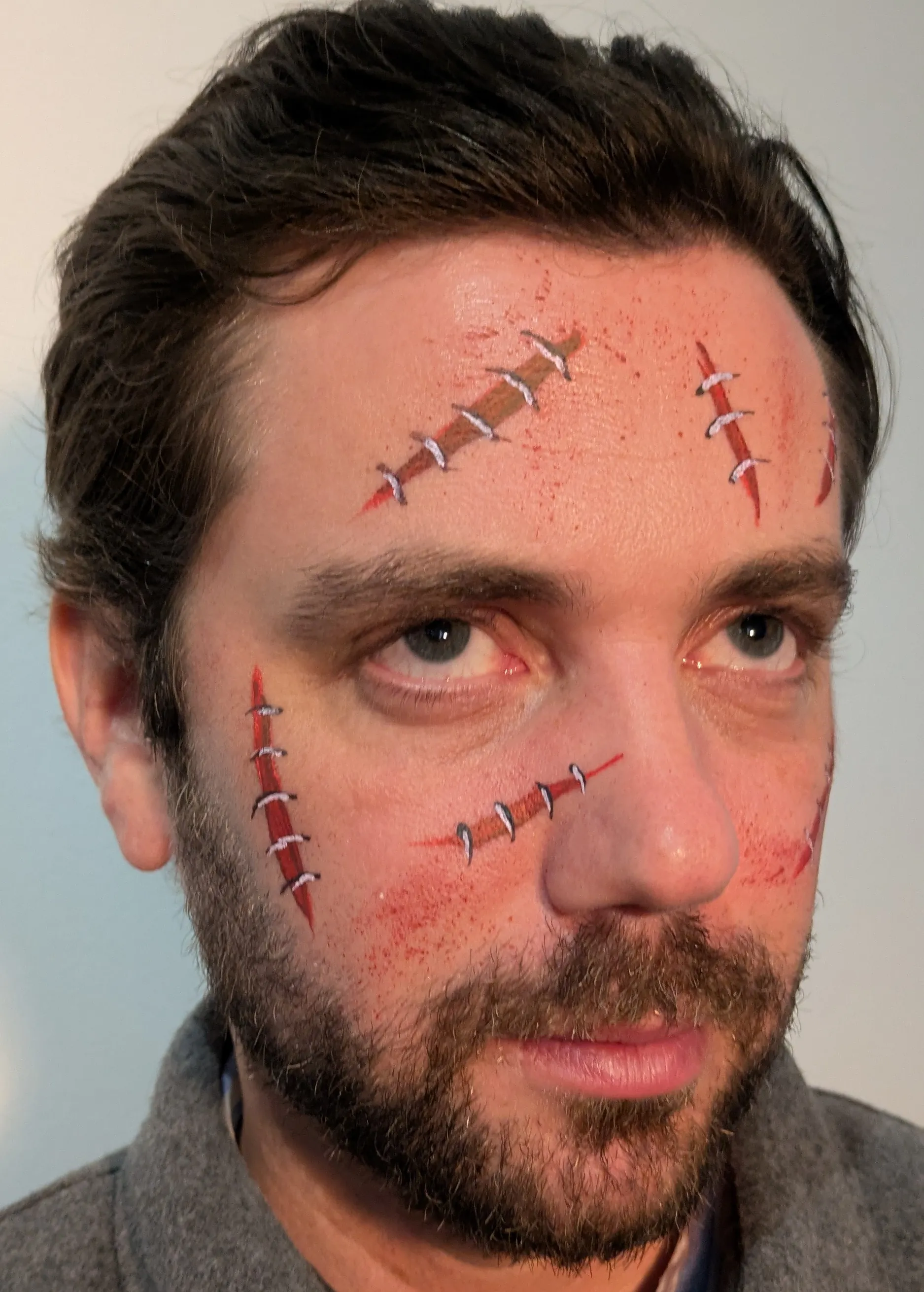Maquillage artistique de cicatrices pour Halloween